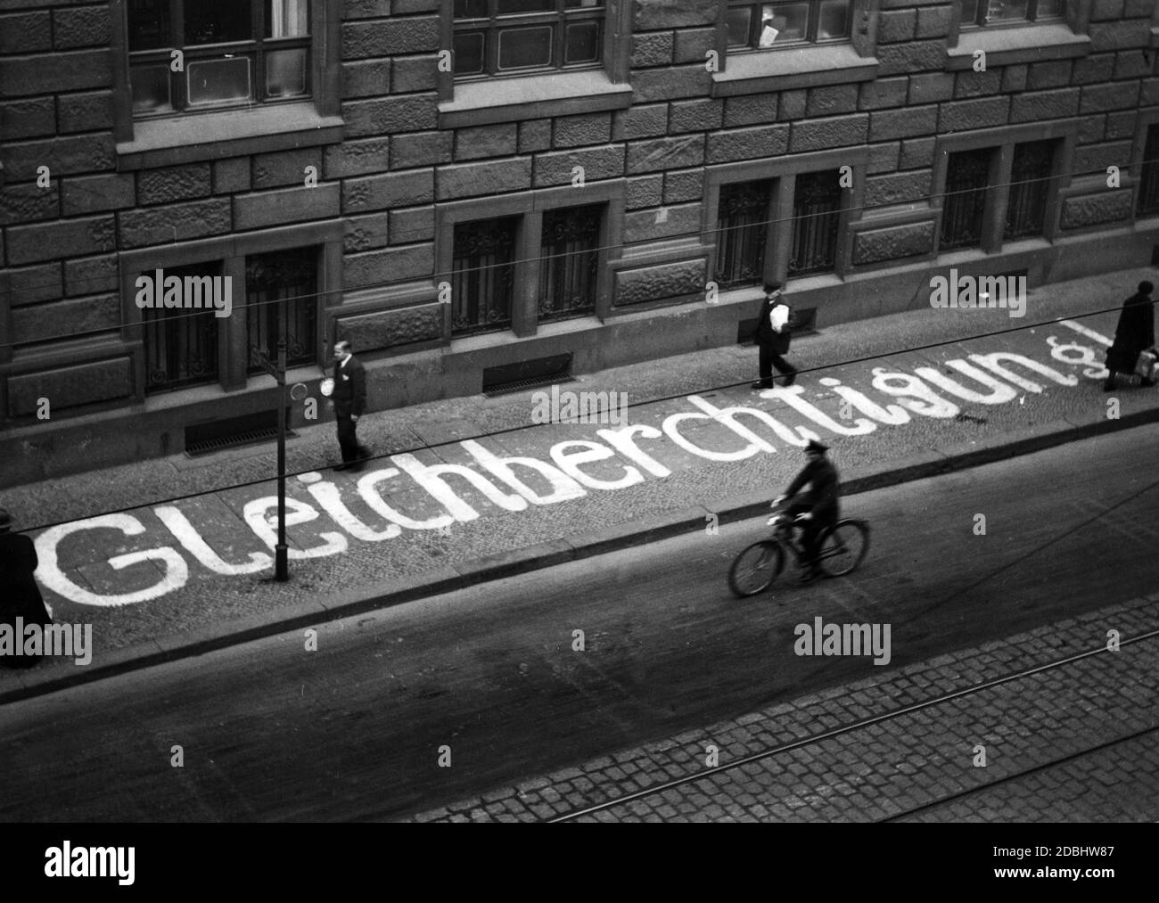 'L'inscription ''Gleichberechtigung'' (Egalité des droits) sur un trottoir pendant la campagne électorale du Reichstag et le référendum sur le retrait de la Société des Nations du 12.11.1933.' Banque D'Images
