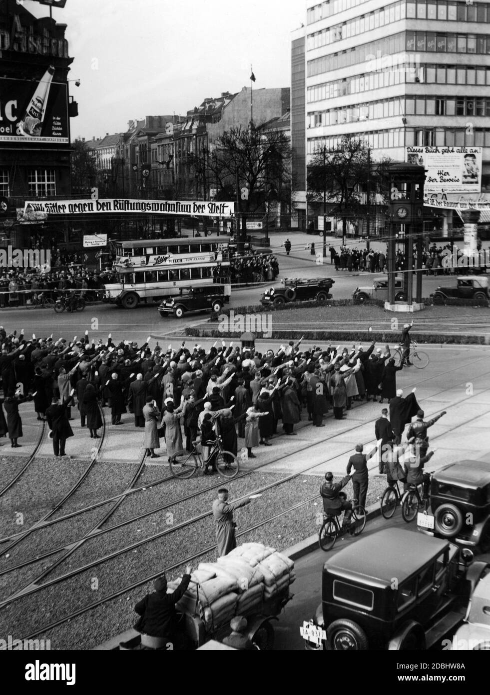 'Silence pendant la campagne électorale de l'élection du Reichstag de 11.12.1933 et le référendum sur le retrait de la Société des Nations à la Potsdamer Platz à Berlin. En arrière-plan se trouve une bannière avec l'inscription ''contre la folie d'armement du monde''. Banque D'Images