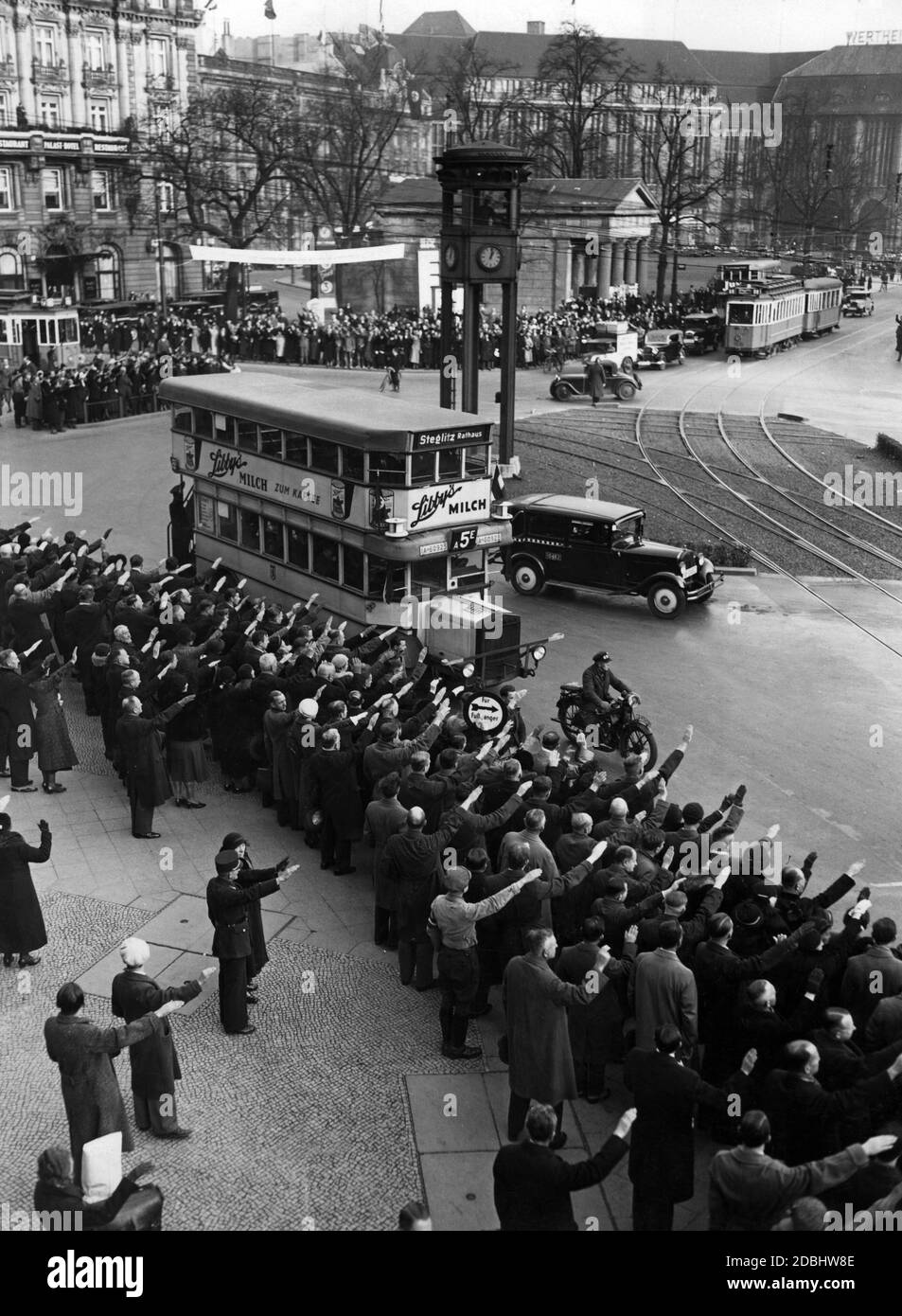 'Silence pendant la campagne électorale de l'élection du Reichstag de 11.12.1933 et le référendum sur le retrait de la Société des Nations à la Potsdamer Platz à Berlin. En arrière-plan se trouve une bannière avec l'inscription ''contre la folie d'armement du monde''. Banque D'Images