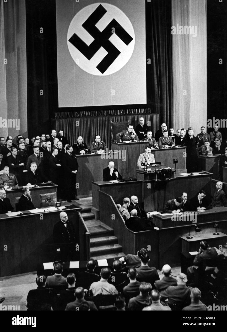 Adolf Hitler lors d'un discours au cours de la campagne pour les élections du Reichstag de 11.12.1933 et le référendum sur le retrait de la Société des Nations, dans le bâtiment du Parlement à Berlin. Banque D'Images