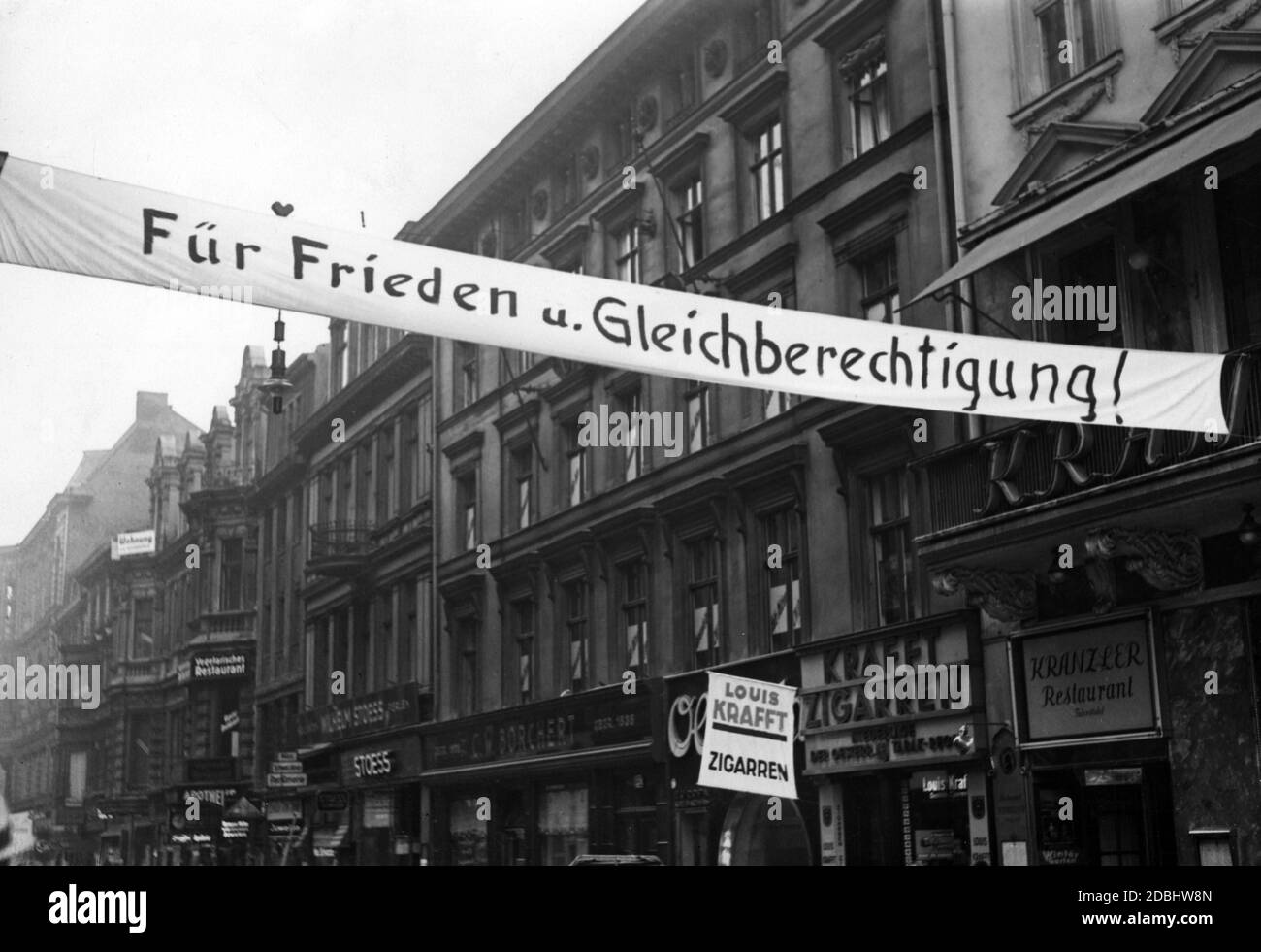 'Bannière avec l'inscription ''fuer Frieden U. Gleichberechtigung !'' (Pour la paix et l'égalité) lors de la campagne électorale du Reichstag en 11.12.1933 et du référendum sur le retrait de la Société des Nations à Berlin. Banque D'Images