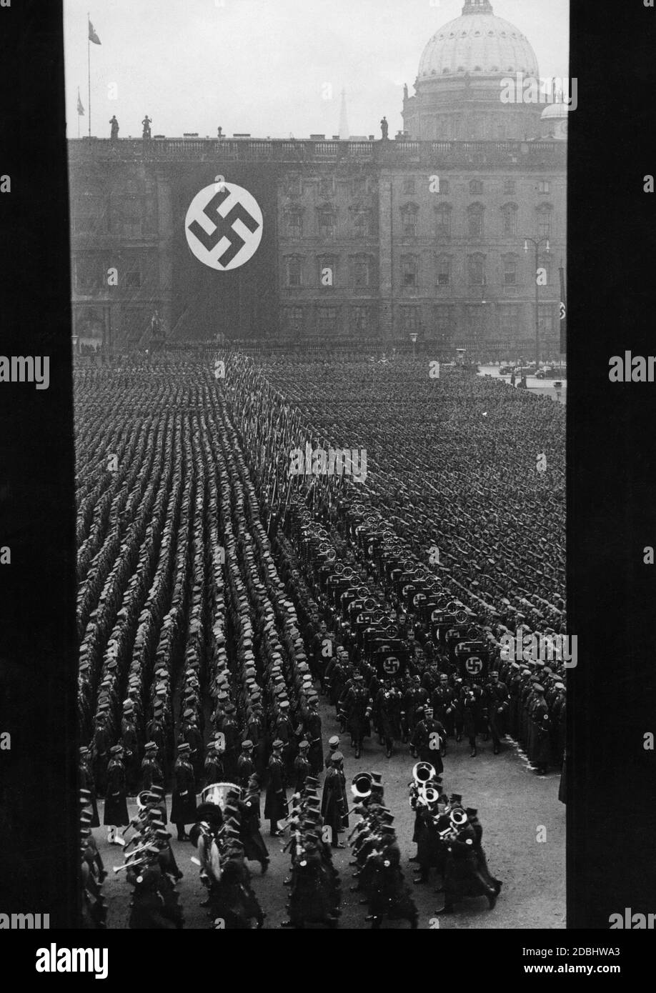 Sa hommes pendant la marche devant le Palais de Berlin à l'anniversaire de la prise du pouvoir. Au premier plan, il y a un groupe de musique, derrière lui les normes sa sont portées et en arrière-plan les drapeaux de tempête sa. Banque D'Images