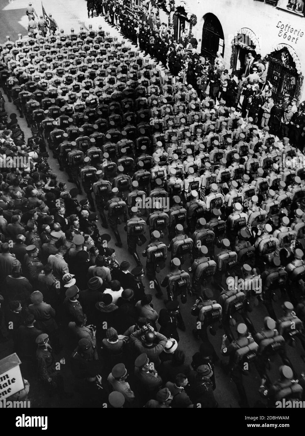 Marche de la Sturmabteilung sur la place Adolf Hitler pendant le Congrès du Parti nazi à Nuremberg. Banque D'Images