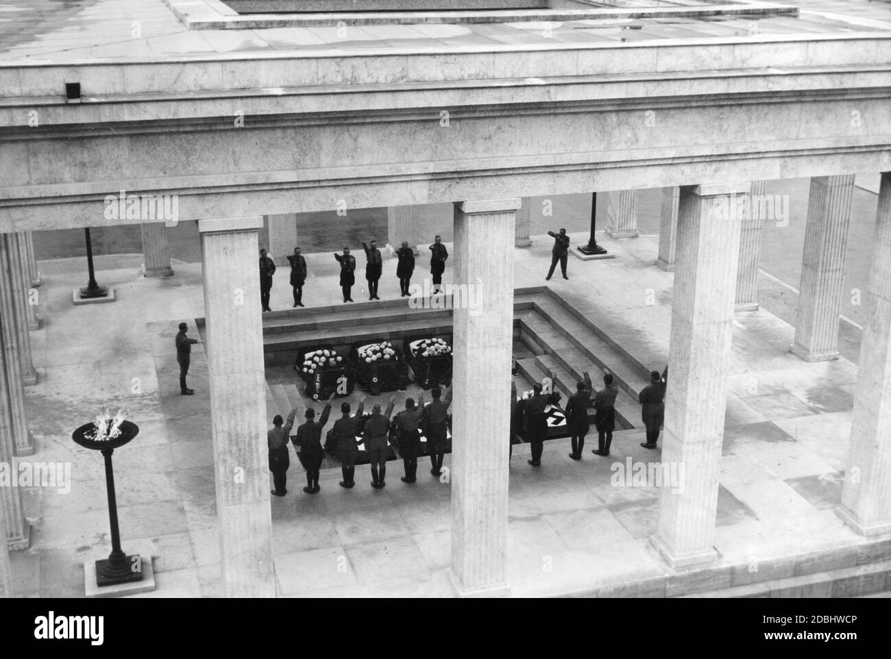 L'un des deux Ehrentempel (temples d'honneur) en l'honneur des socialistes nationaux tués dans le Beer Hall Putsch en 1923. Adolf Hitler est à gauche. Dans la troisième rangée arrière à partir de la droite, Max Amann, juste à côté de Heinrich Himmler et Julius Streicher, à droite à côté du photographe Heinrich Hoffmann. Banque D'Images