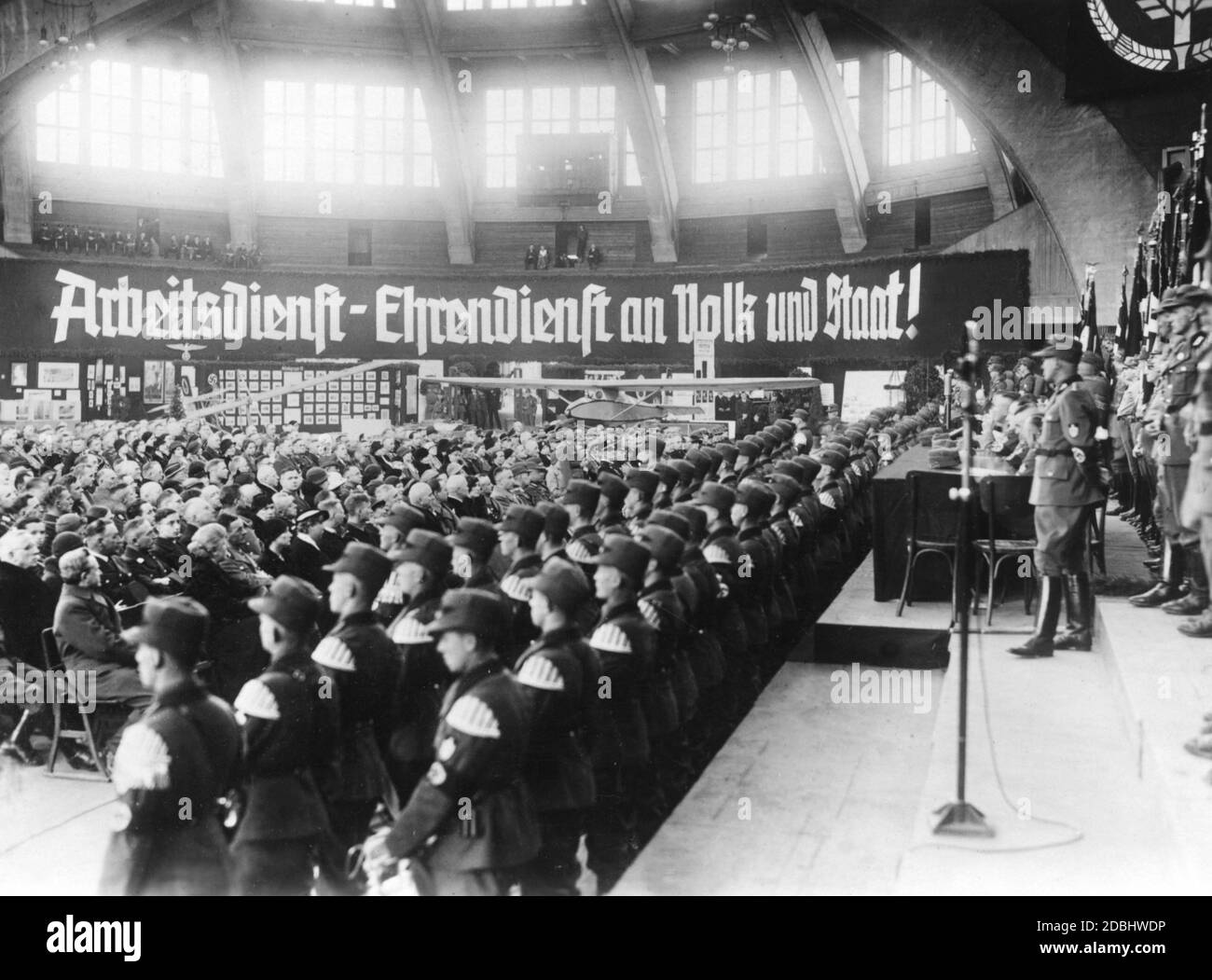 'Helmut Brueckner ouvre une exposition sur le thème du Service du travail dans la Jahrhunderhalle à Breslau. Sur le mur se trouve une bannière avec l'inscription: ''Service du travail - Service d'honneur au peuple et à l'Etat''.' Banque D'Images