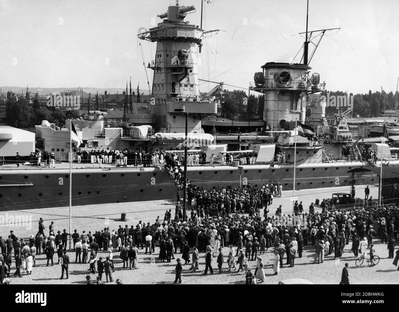 Le navire blindé amiral Graf Spee dans un port. Une foule se tient devant le navire et attend jusqu'à ce qu'elle puisse entrer dans le navire. Banque D'Images