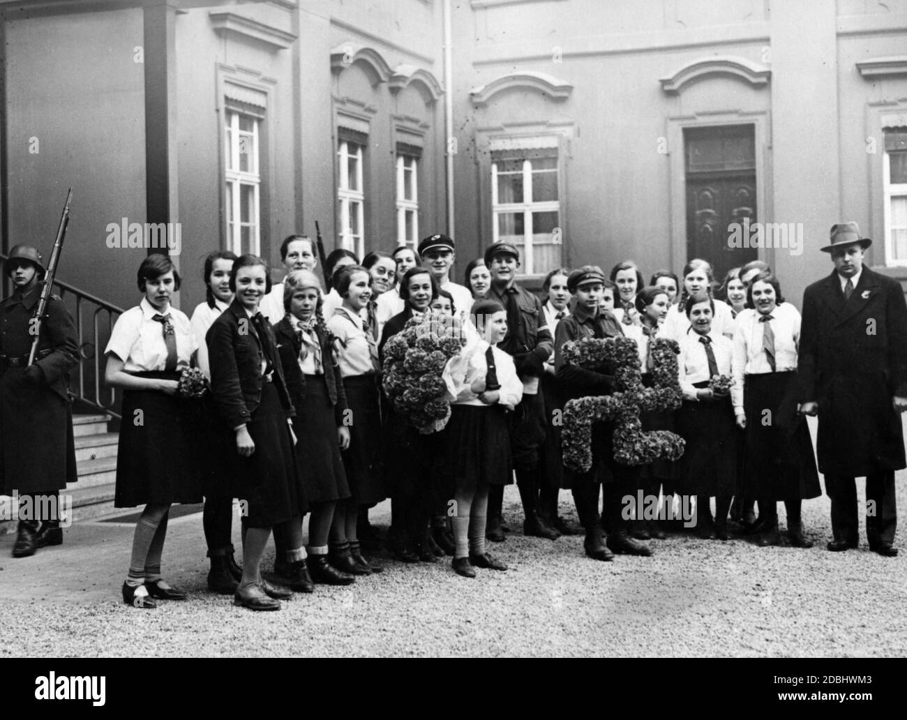 A l'occasion du Kornblamentag (jour de la Cornflower) et d'un événement de collecte de fonds pour le Winterhilfswerk organisé par le VDA Youth, au cours duquel des cornflowers ont été vendus dans les rues, une délégation de la VDA Youth et du HJ, dirigée par le chef de la propagande du VDA Erich Klinghammer, A présenté au Président du Reich un bouquet de fleurs de maïs et au Chancelier du Reich une croix de maïs. Le bouquet du Président du Reich a été présenté par Mechthild Rust, fille du Ministre prussien de la Culture. Ici le groupe dans le jardin avant du Palais du Reich Banque D'Images