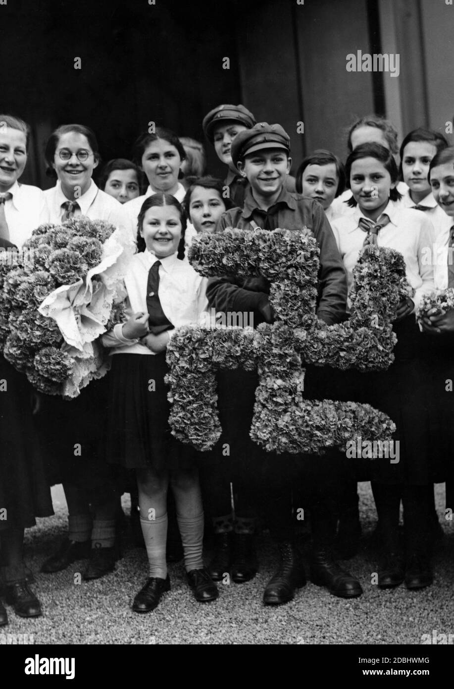 A l'occasion du Kornblamentag (jour de la Cornflower) et d'un événement de collecte de fonds pour le Winterhilfswerk organisé par le VDA Youth, au cours duquel des cornflowers ont été vendus dans les rues, une délégation de la VDA Youth et du HJ, dirigée par le chef de la propagande du VDA Erich Klinghammer, A présenté au Président du Reich un bouquet de fleurs de maïs et au Chancelier du Reich une croix de maïs. Le bouquet du Président du Reich a été présenté par Mechthild Rust, fille du Ministre prussien de la Culture. Ici le groupe dans le jardin avant du Palais du Reich Banque D'Images
