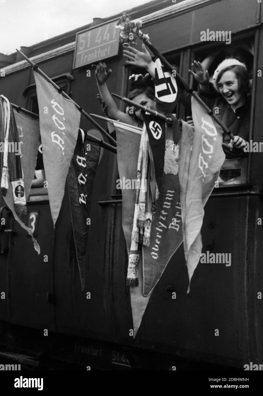 '5,000 les enfants VDA voyagent en train jusqu'au rassemblement Saar à Trèves. Outre les drapeaux VDA et swastika, un drapeau de l'Oberlyzeum Berlin est également présenté. Sur le train de voyageurs se trouve un panneau portant l'inscription ''51 441 Frankfurt'''. Banque D'Images