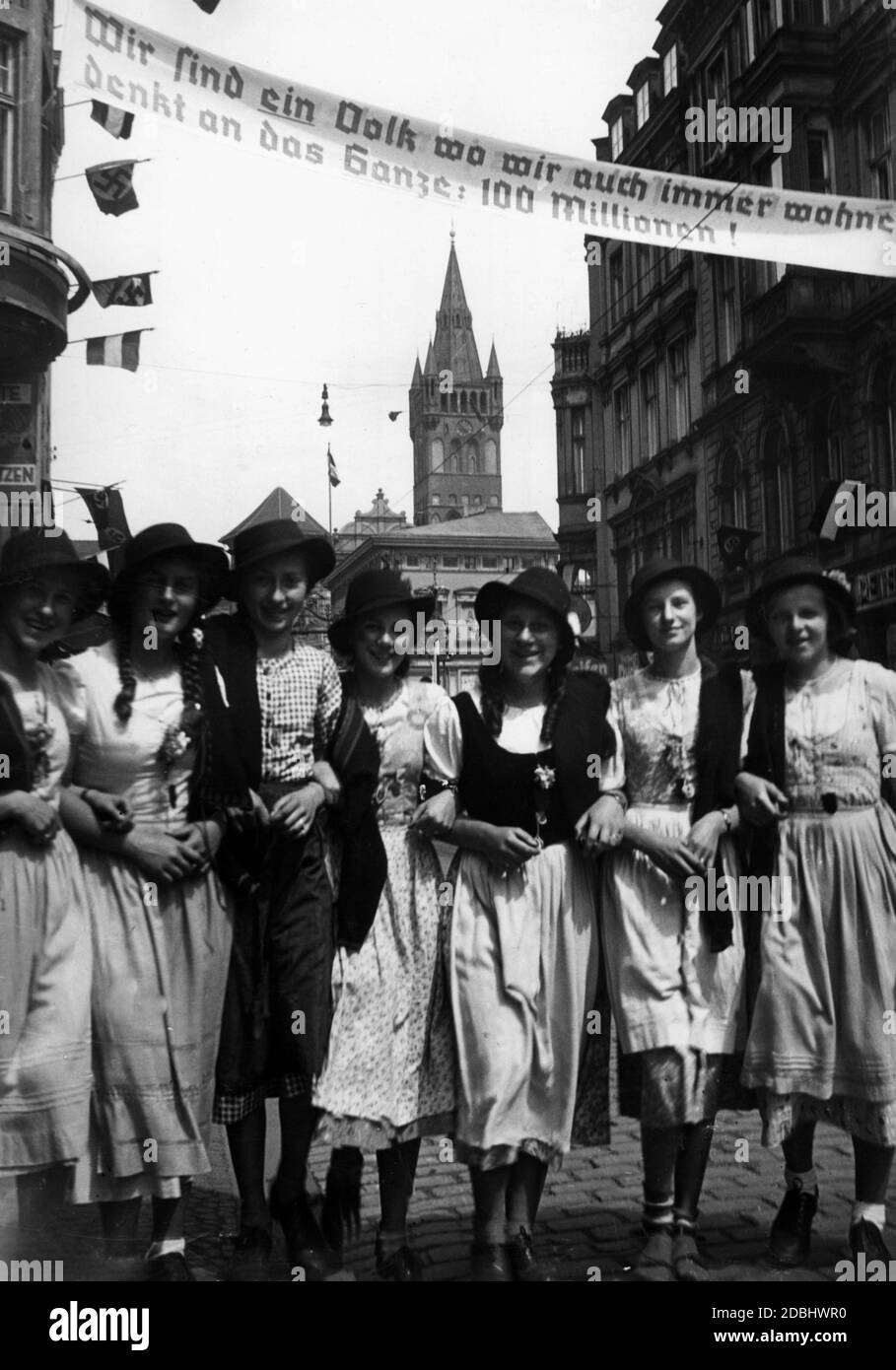 'Un groupe de filles bavaroises en costume traditionnel sont invités à la conférence VDA à Koenigsberg, ici sous une bannière avec l'inscription ''nous sommes une nation, où que nous vivons, nous pensons à l'ensemble: 100 millions!''' Banque D'Images
