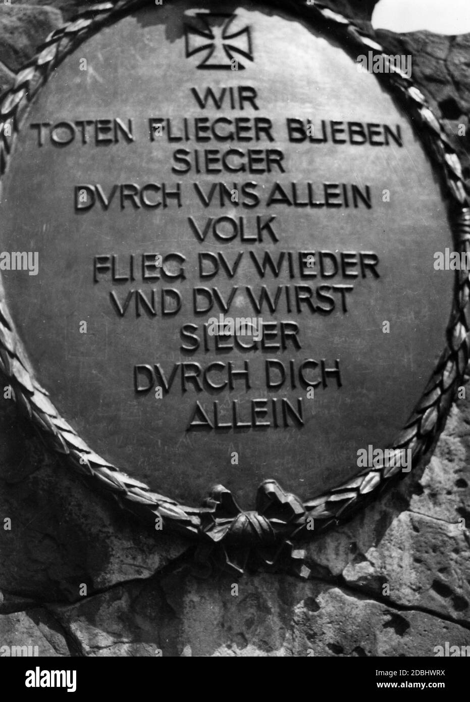 'Mémorial de guerre (Fliegerdenkmal) avec l'inscription 'We Dead Airmen resta vainqueurs à cause de nous-mêmes seuls/ personnes que vous volerez à nouveau et serez victorieux à cause de vous-même seul''. Banque D'Images