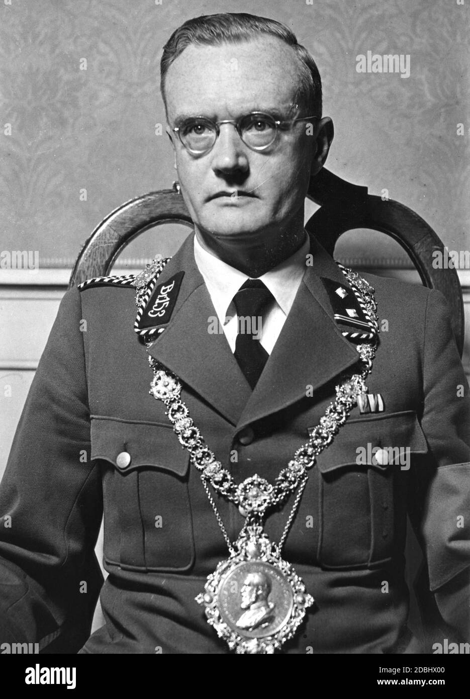 Professeur Wilhelm Groh (1890-1964), recteur de l'Université de Heidelberg de 1933 à 1936, en uniforme nazi et avec une chaîne de recteurs pour le 550e anniversaire de Ruperto Carola. Banque D'Images