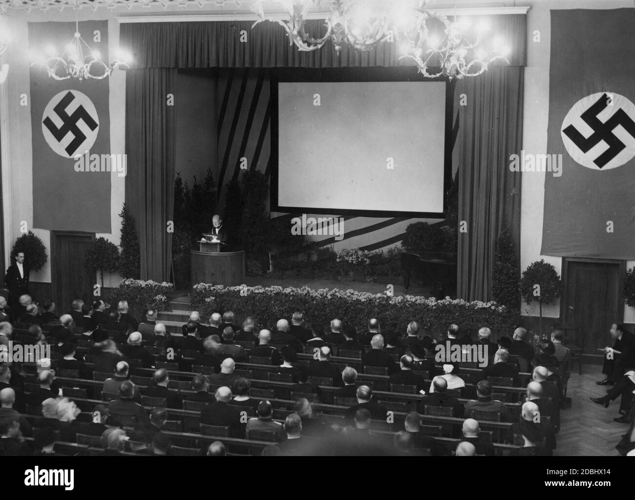 Max Planck, Directeur de la Kaiser Wilhelm Society for the Advancement of Science, s'exprime au lectrin lors d'une réunion à l'occasion du 25e anniversaire. Banque D'Images