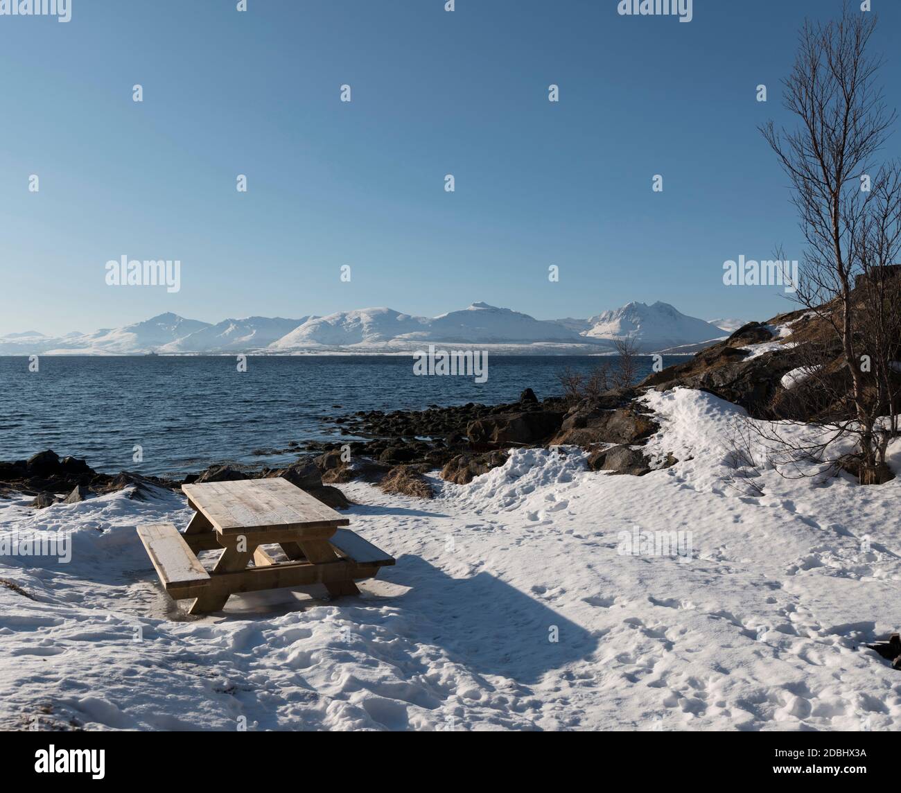 Table de pique-nique d'hiver avec vue, Tromso, Norvège Banque D'Images