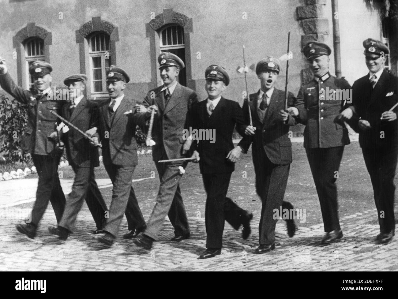 Les jeunes réservistes célèbrent la fin de leur service militaire de deux ans en 1939. Banque D'Images