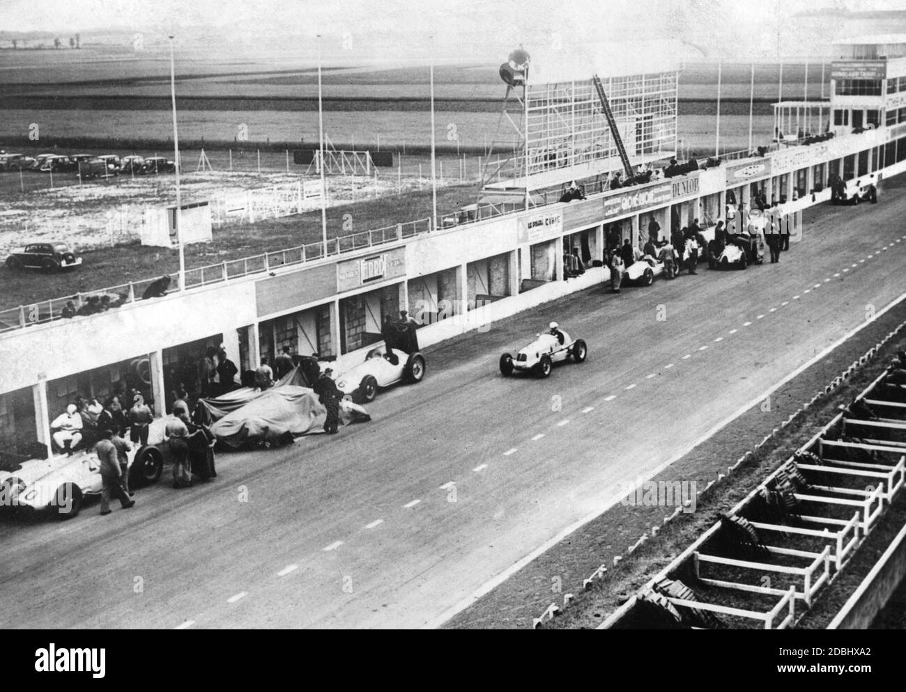 Préparation du Grand Prix de France, qui a eu lieu au circuit de Reims-Gueux le 9 juillet 1939: À gauche, se trouvent les voitures fabriquées par Mercedes, au milieu de l'Auto Union et à droite Maserati. Banque D'Images
