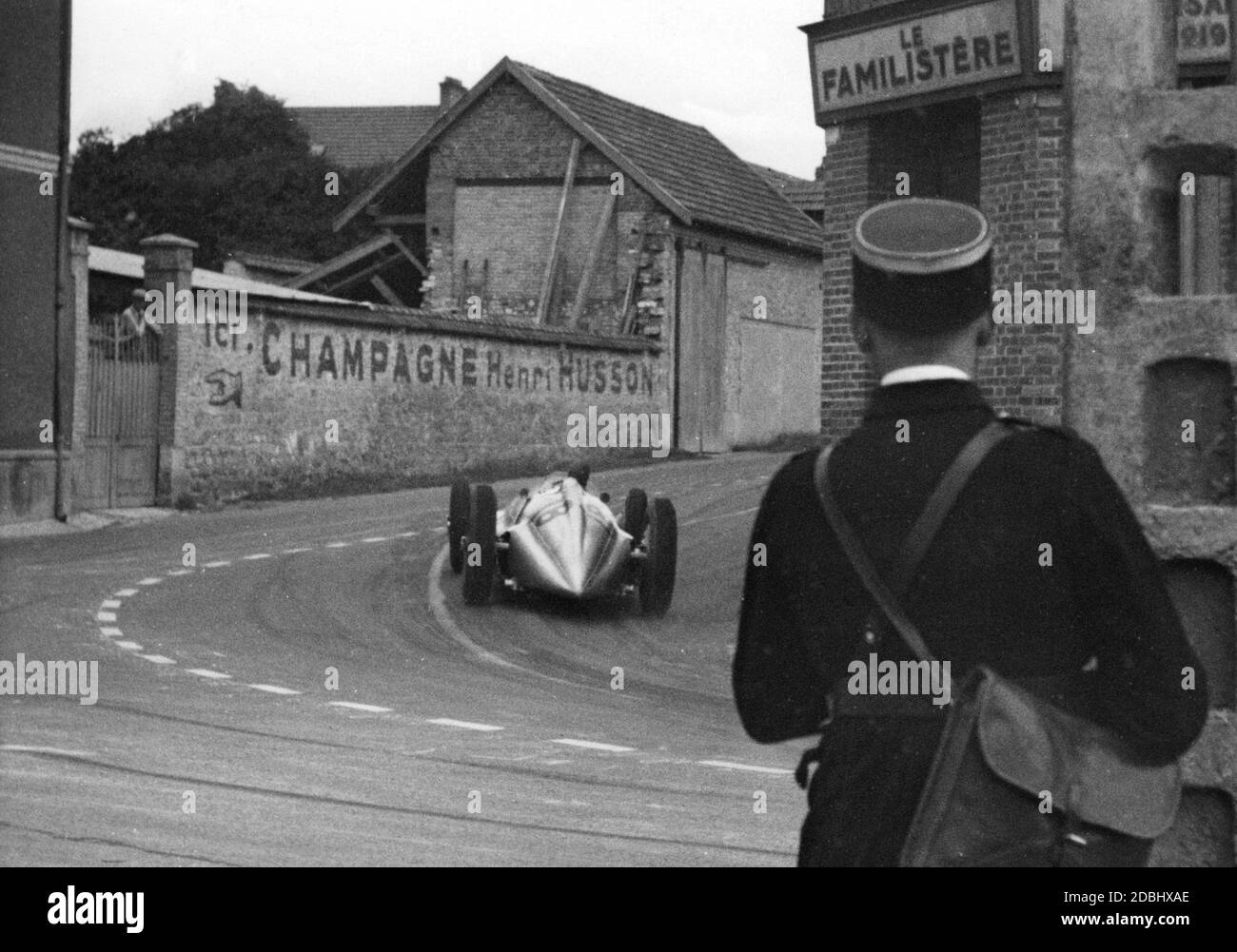 'Manfred von Brauchitsch dans son 'Silver Arrow' de Mercedes-Benz au Grand Prix de France en juillet 1939.' Banque D'Images