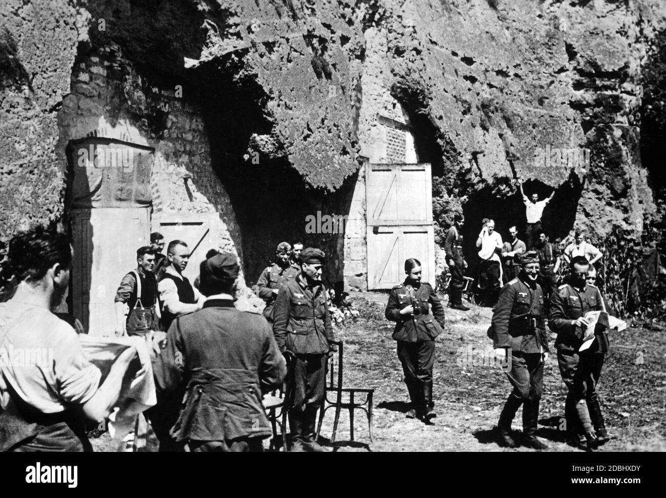 Des abris pour les soldats allemands ont été mis en place sur une face rocheuse. Banque D'Images