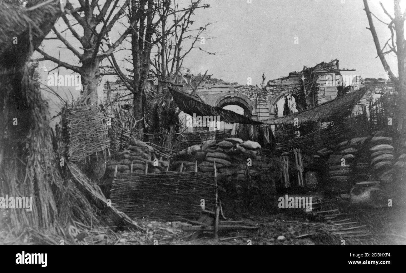 Après la récupération de Gorizia par les troupes austro-hongroises : la barricade aux portes du cimetière construites par les soldats italiens. Banque D'Images