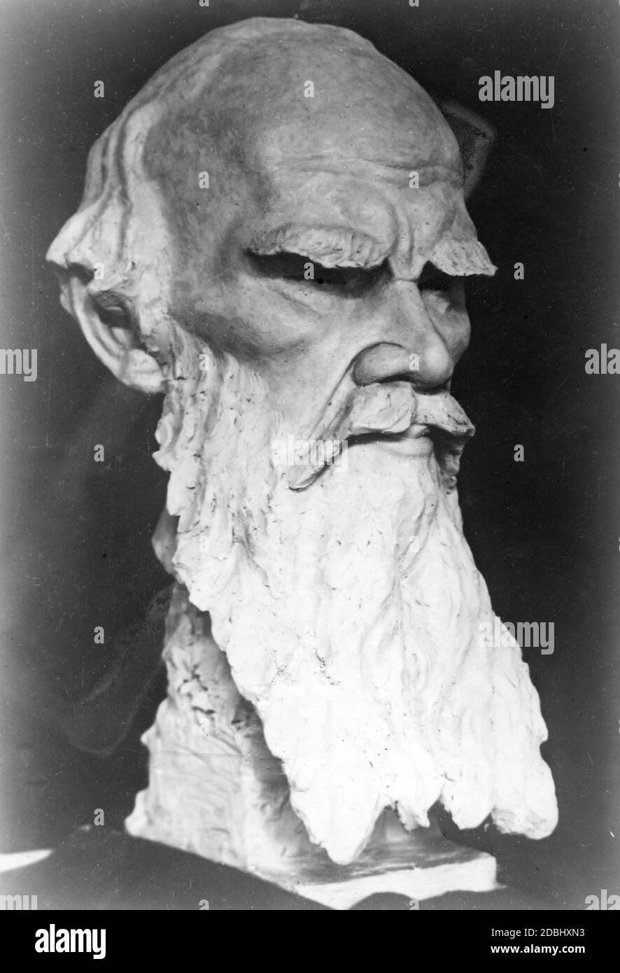 Un buste de portrait de l'écrivain russe Comte Leo Tolstoy par le sculpteur allemand Emma Cotta. Banque D'Images