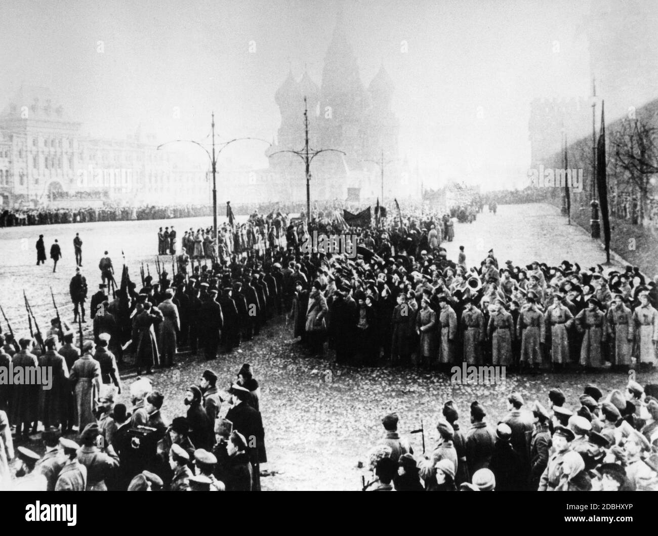 A l'occasion du premier anniversaire de la victoire de la Révolution d'octobre, les milices ouvrières et les marins rouges se rassemblent sur la place Rouge de Moscou. Ils marchera bientôt sur le front contre la contre-révolution russe blanche. Banque D'Images