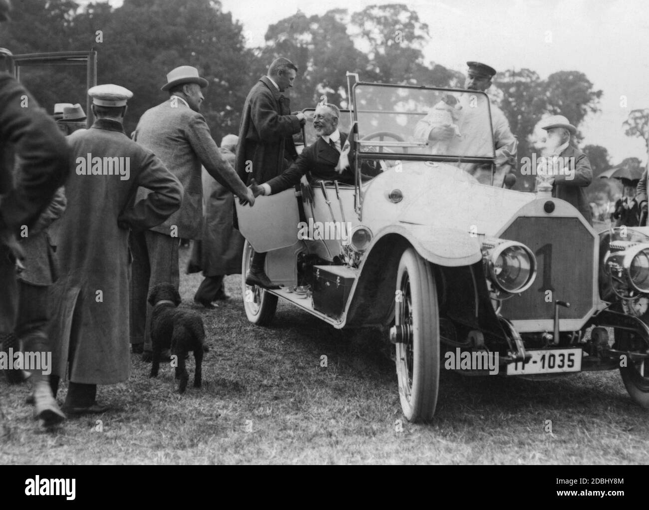 'Le Prince Henry de Prusse est assis dans sa voiture et accueille un autre participant du Prinz-Heinrich-Fahrt (''Tour du Prince Heinrich') en 1911. La voiture avec le n° 1 est un modèle de production de la marque Benz (Benz 8 avec 18 hp) avec la plaque d'immatriculation IP de la province de Schleswig-Holstein.' Banque D'Images