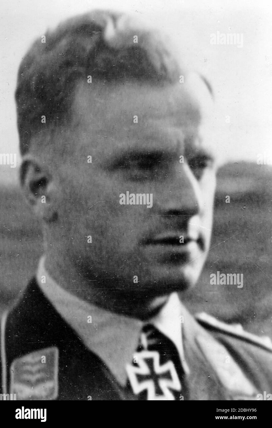 Hauptmann (capitaine) Peter Paul Breu, IV Gruppe/Kampfgeschwader 3 avec la Croix du Chevalier en 1942. La date est la date d'émission. Banque D'Images