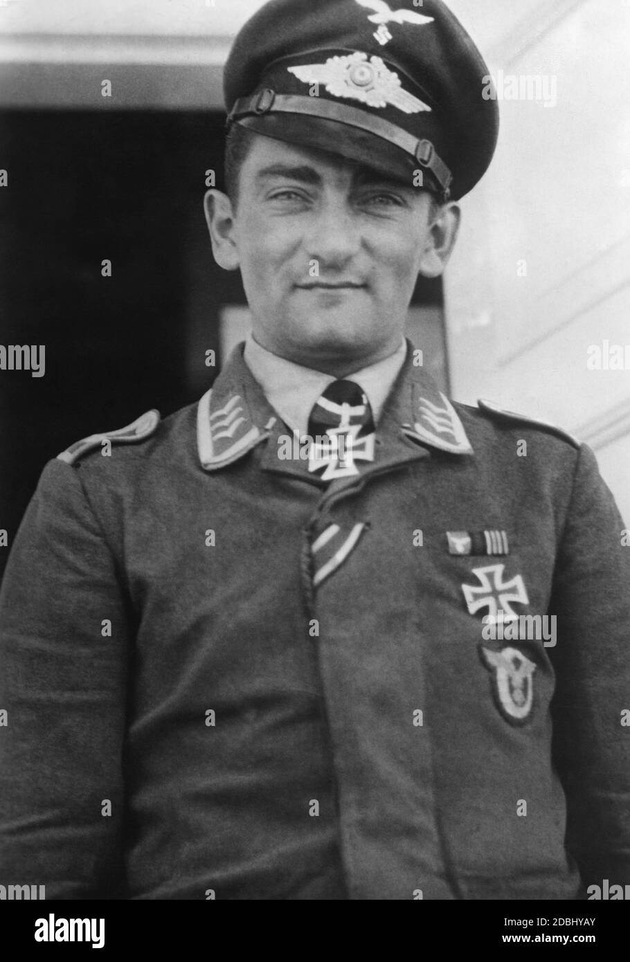 Le Sergent Gerhard Grenzel, 2./Stuka-Geschwader 1, avec la Croix du Chevalier. La date indique la date d'attribution. Banque D'Images