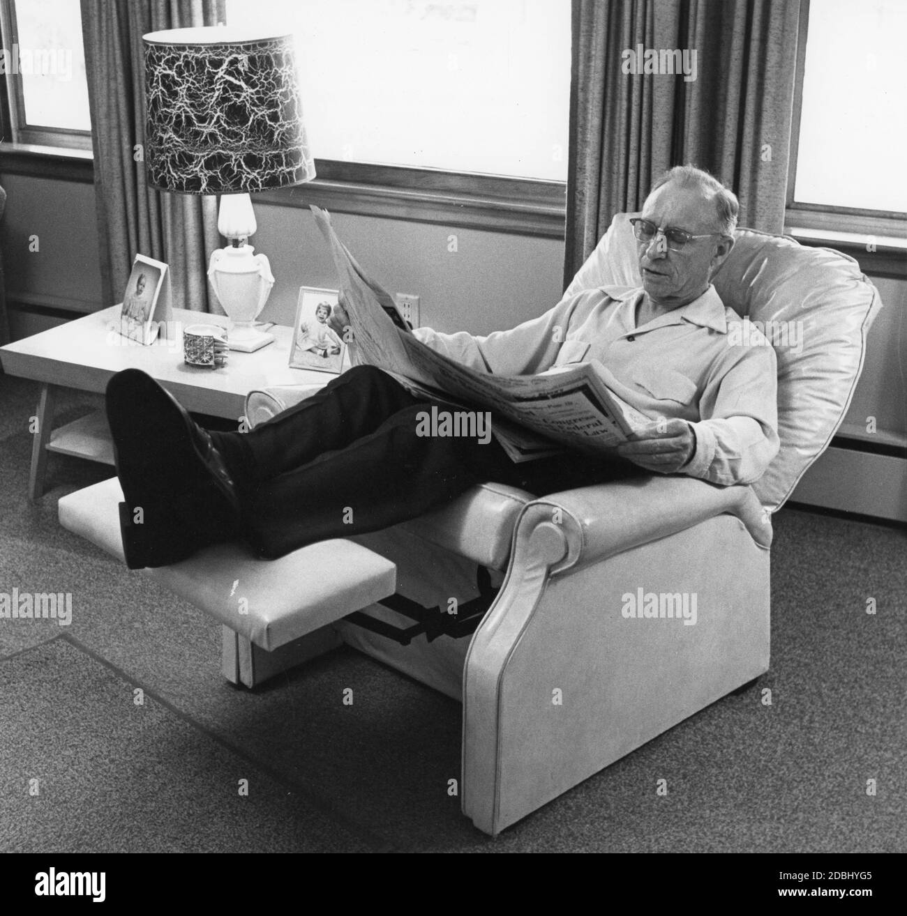 Trente ans après la signature de la loi sur la sécurité sociale de 1935, William J Kappel est devenu le 20 millionième bénéficiaire de prestations de retraite de la sécurité sociale, sans lieu, 5/5/1965. (Photo de l'Agence d'information des États-Unis/RBM Vintage Images) Banque D'Images