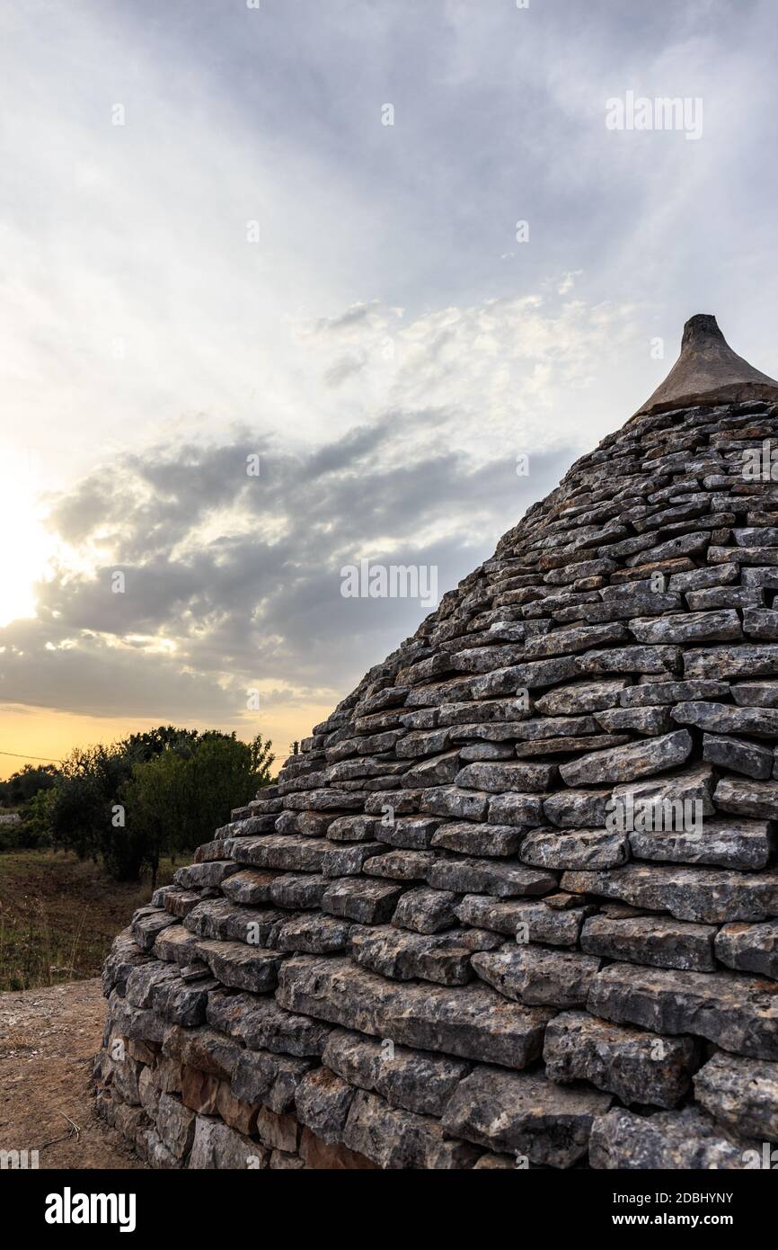 Trullo Dome dans la campagne avec le soleil du soir, Apulia, Italie Banque D'Images