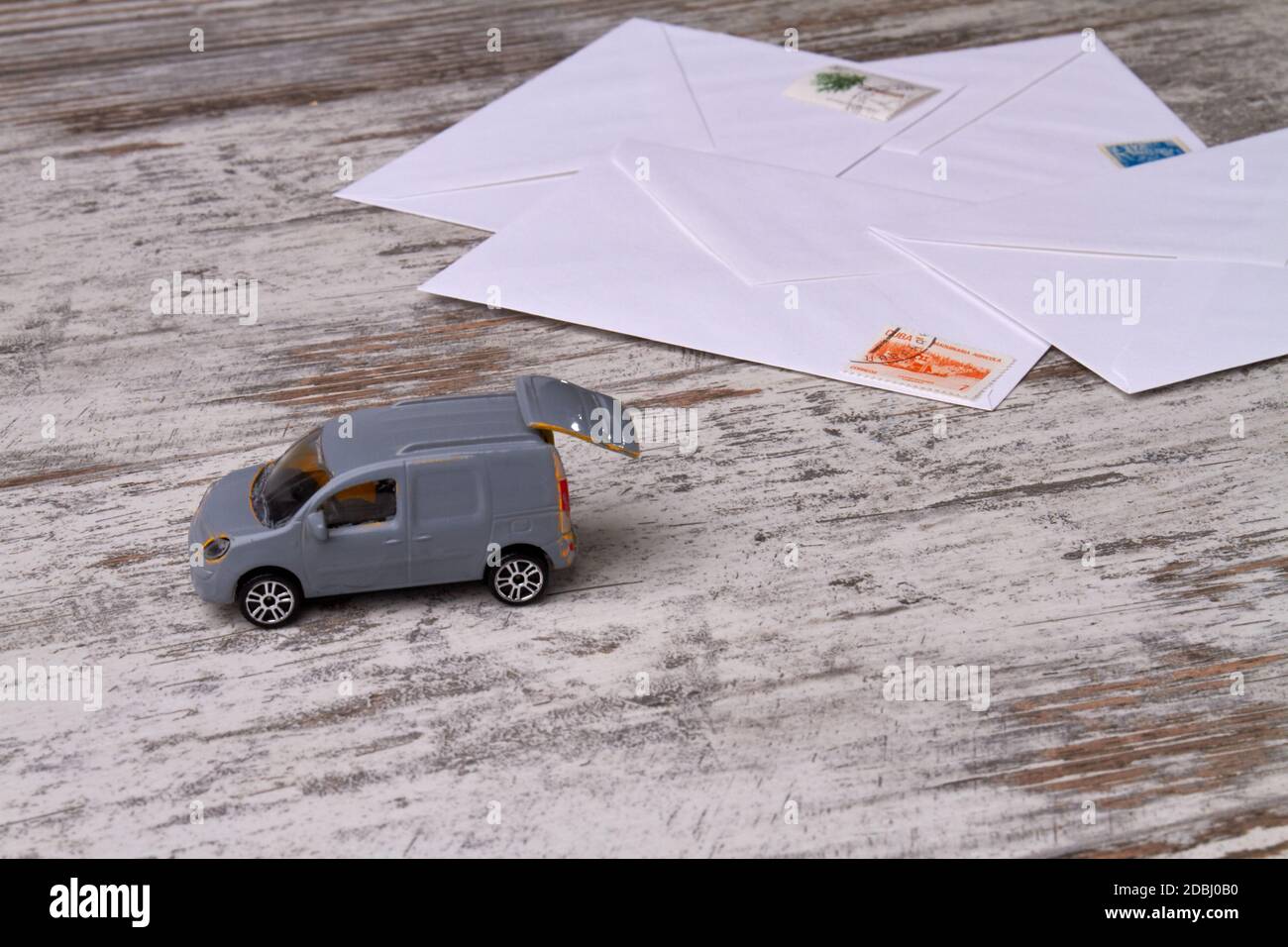 Voiture de livraison de jouets sur parquet rustique. Banque D'Images