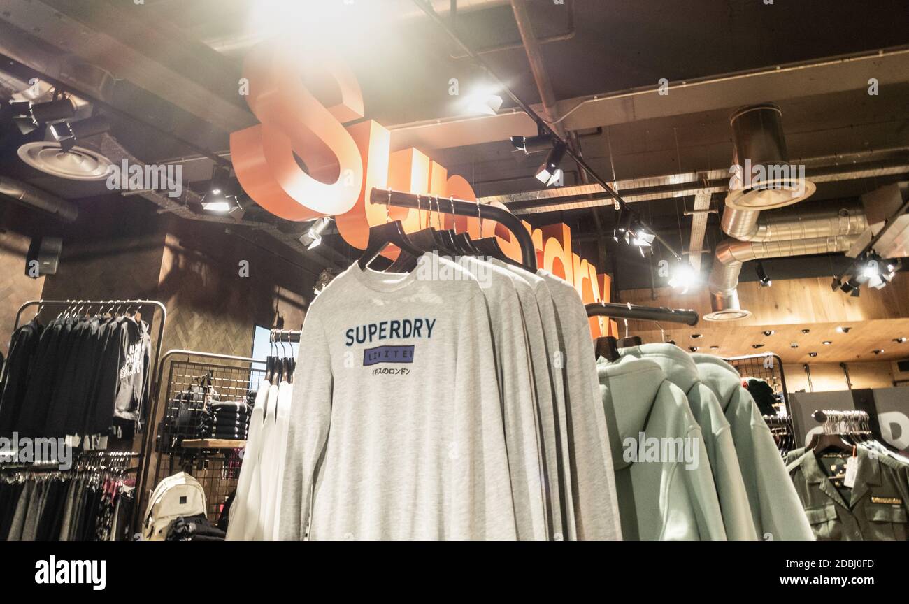 Superdry clothing store Banque de photographies et d'images à haute  résolution - Alamy
