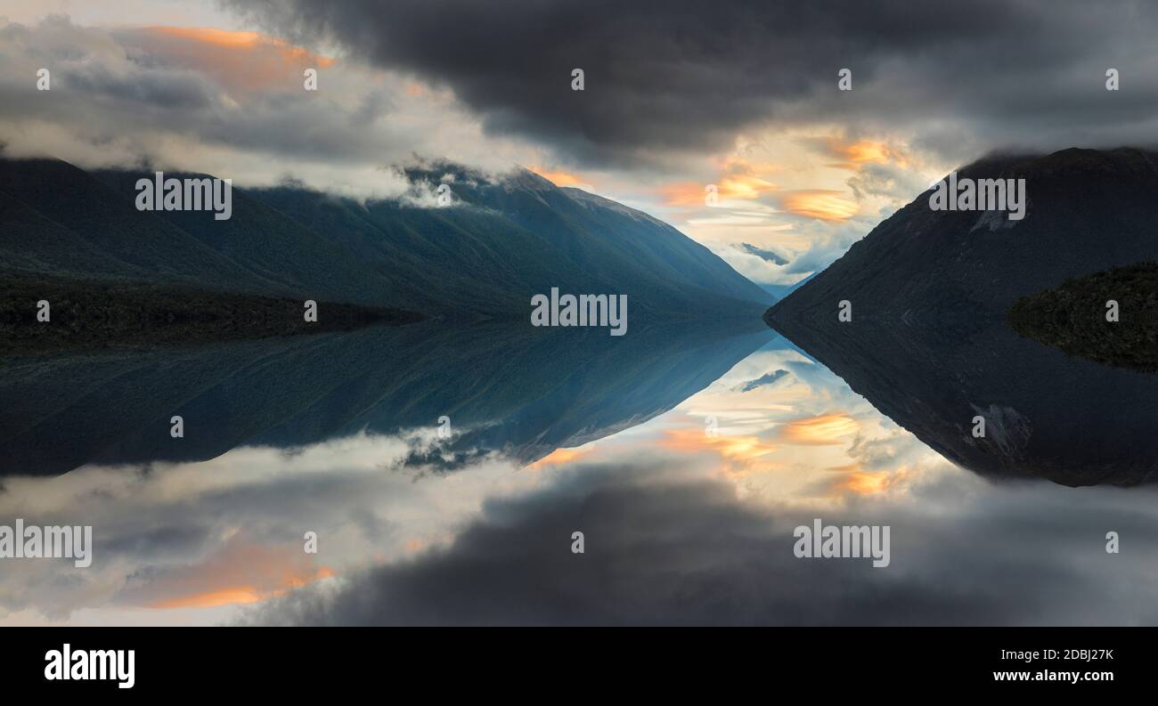Sunset Lake Rotoiti, Mount Robert, Parc national des lacs Nelson, district de Tasman, Île du Sud, Nouvelle-Zélande, Pacifique Banque D'Images