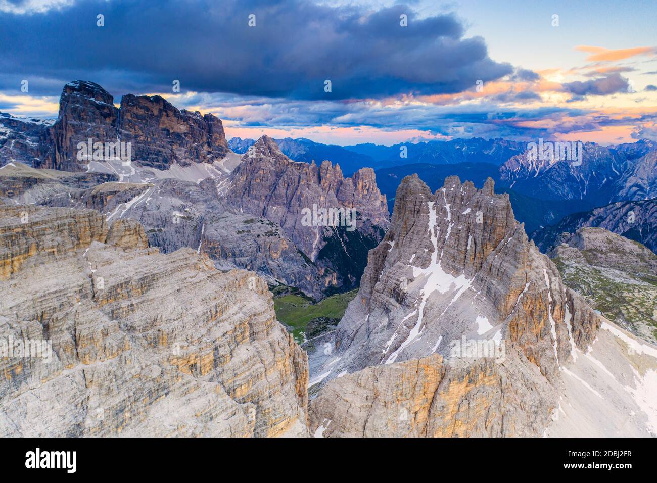 Croda dei Toni, Cima dell'Agnello et Campanili del Marden après le coucher du soleil, vue aérienne, Dolomites, Tyrol du Sud/Vénétie, Italie, Europe Banque D'Images