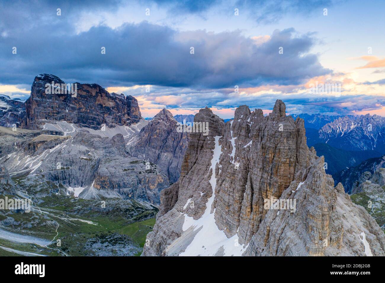 Coucher de soleil sur Croda dei Toni, Cima dell'Agnello et Campanili del Marden, vue aérienne, Dolomites, Tyrol du Sud/Vénétie, Italie, Europe Banque D'Images