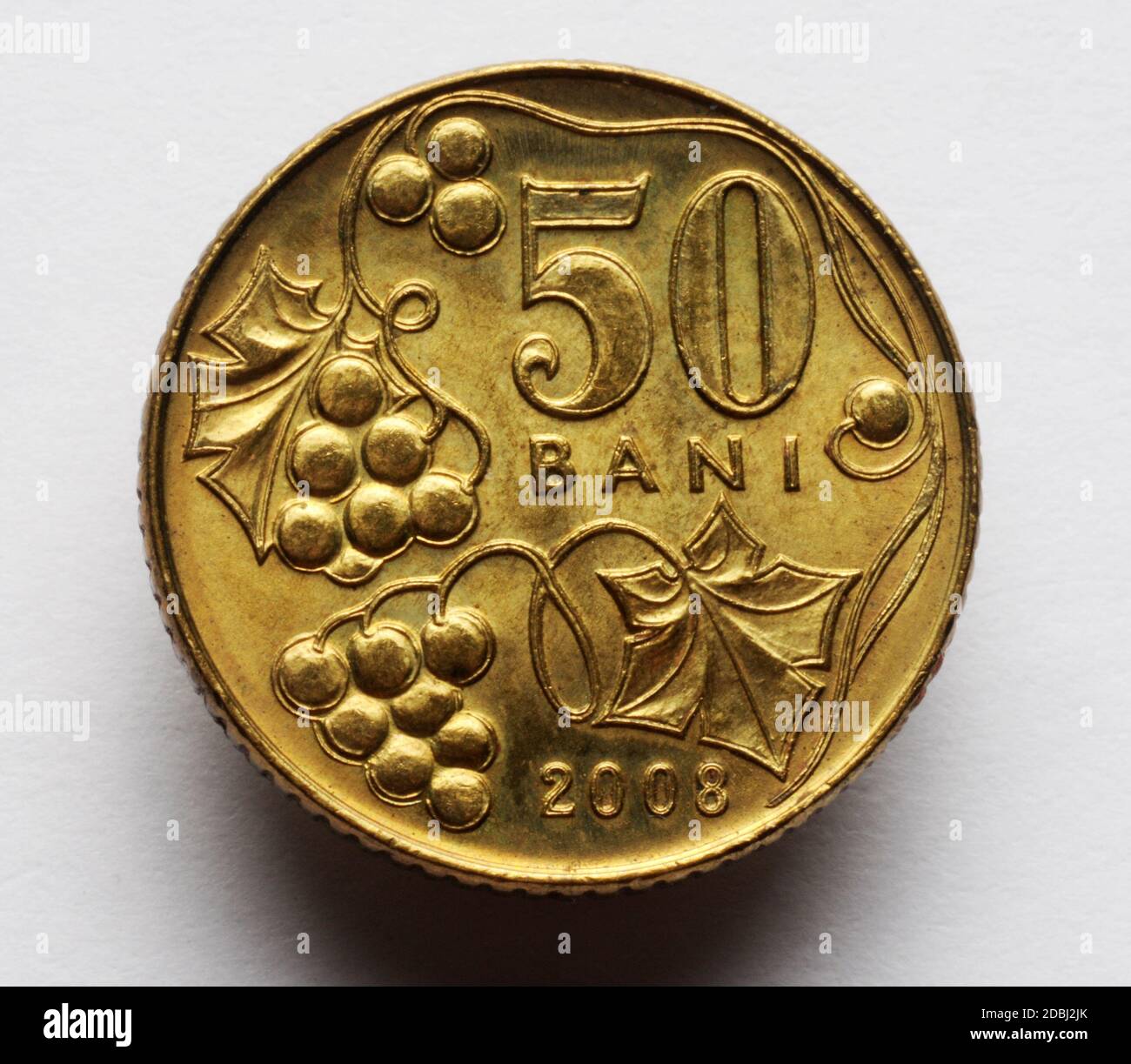 Pièce de monnaie roumaine 50 Bani sur fond blanc Banque D'Images