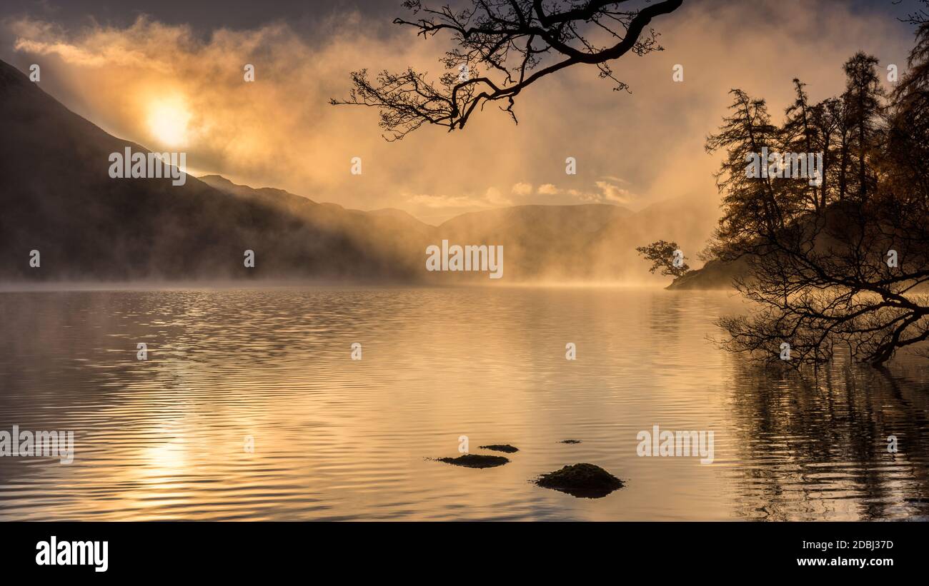 Lumière de l'aube et brume dissidante au-dessus de Glenridding et Ullswater, Lake District National Park, site classé au patrimoine mondial de l'UNESCO, Cumbria, Angleterre, Royaume-Uni Banque D'Images