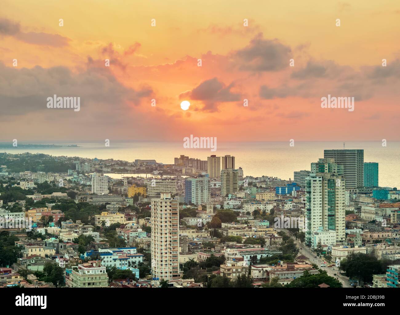 Vedado au coucher du soleil, vue surélevée, la Havane, province de la Habana, Cuba, Antilles, Amérique centrale Banque D'Images