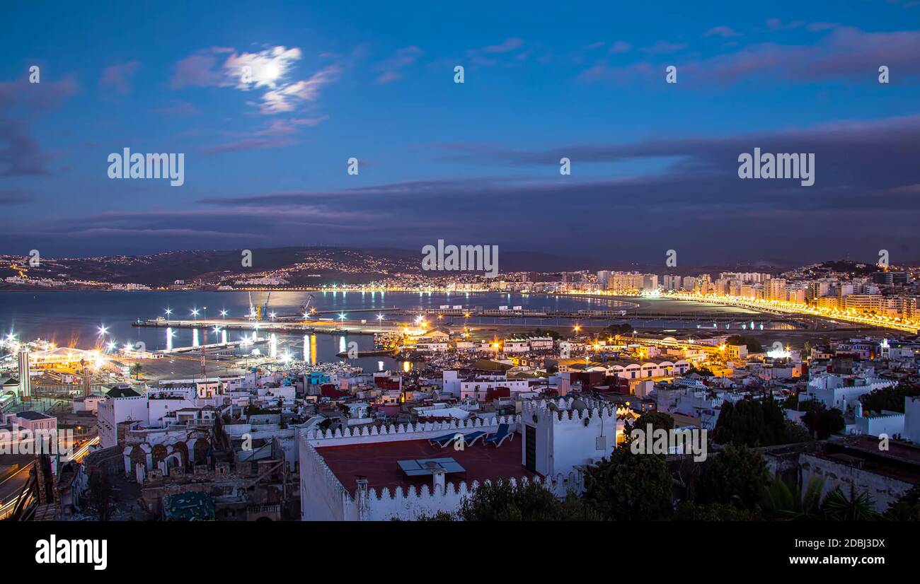 Vue panoramique de Tanger la nuit. Tanger est une ville marocaine située dans le nord du Maroc en Afrique. Banque D'Images