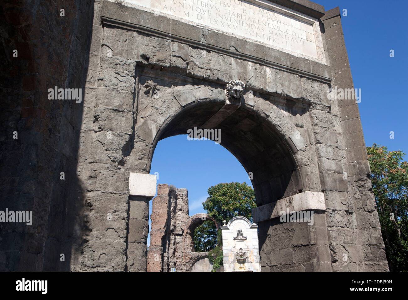 La porte Marcio Aqueduct entrant dans la ville, Rome, Lazio, Italie, Europe Banque D'Images