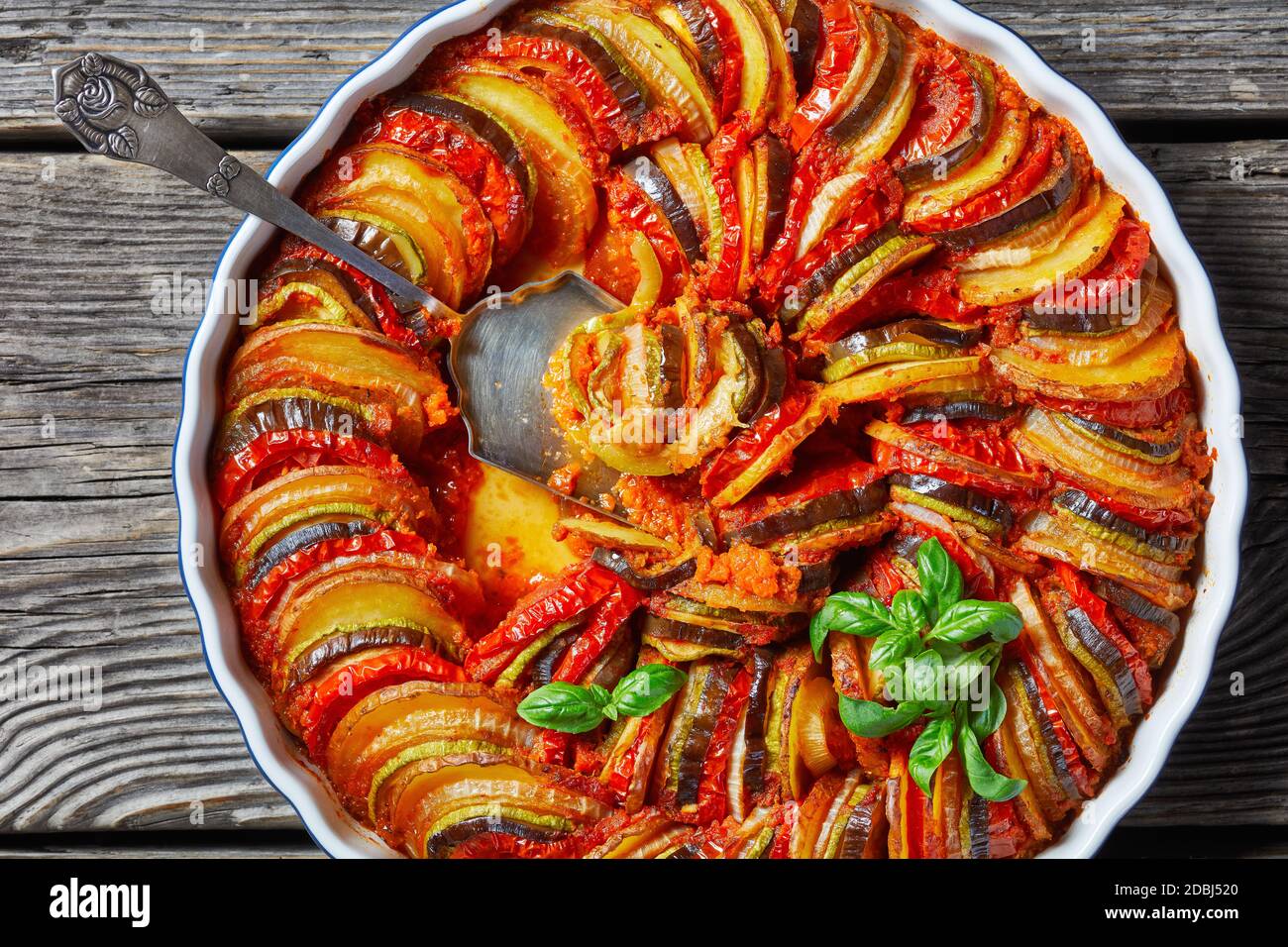 ratatouille, ragoût de légumes en tranches d'aubergines, courgettes, oignons et pommes de terre avec sauce tomate, cuisine française, vue horizontale depuis le dessus, plat Banque D'Images