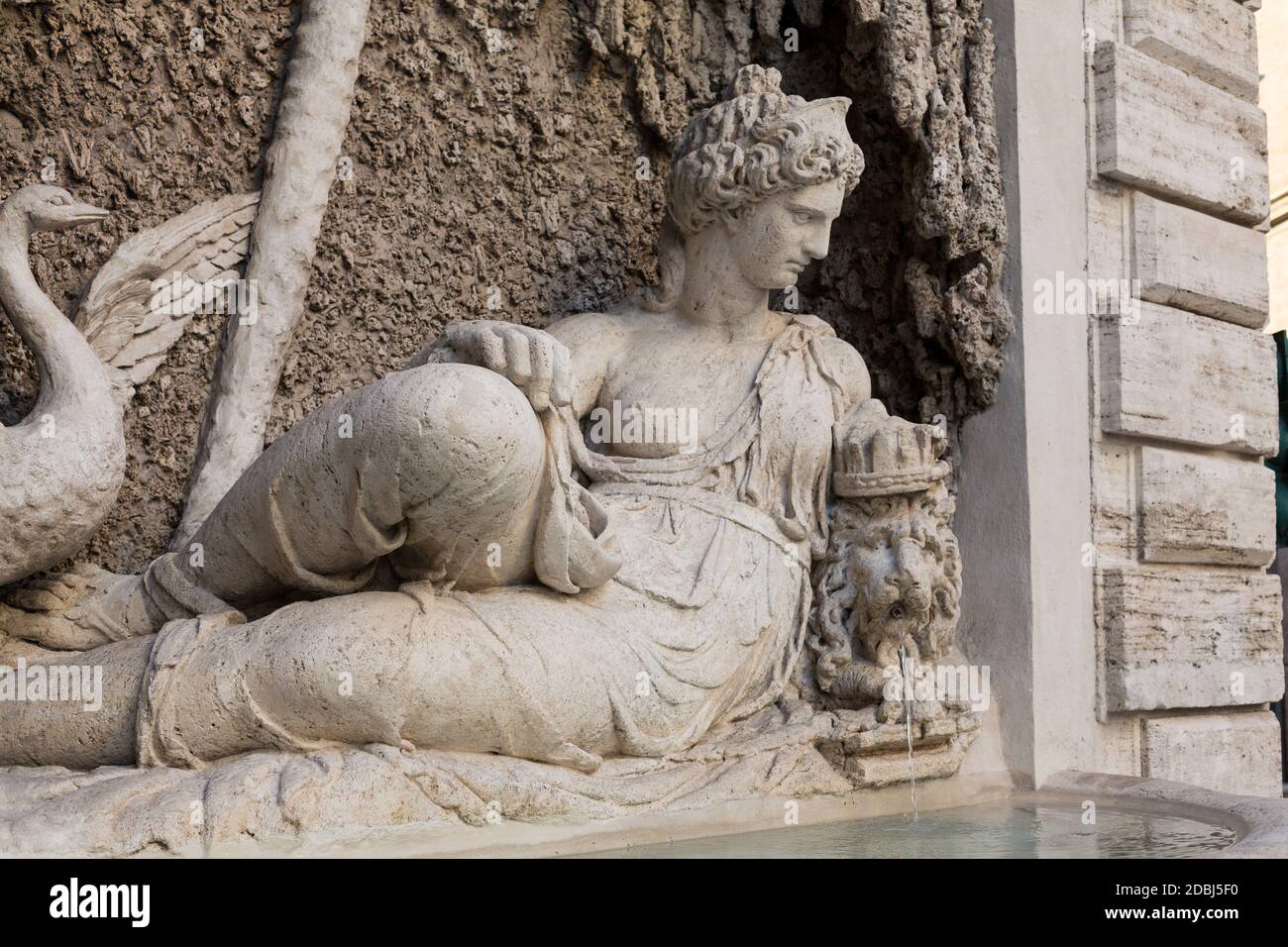 Four Fountains est un groupe de quatre fontaines de la fin de la Renaissance à Rome, en Italie. La figure d'une fontaine représente la déesse Juno Banque D'Images