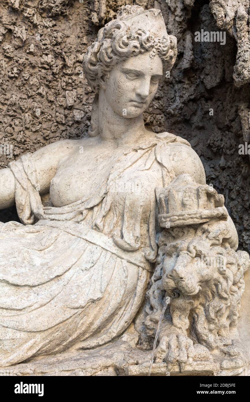 Four Fountains est un groupe de quatre fontaines de la fin de la Renaissance à Rome, en Italie. La figure d'une fontaine représente la déesse Juno Banque D'Images