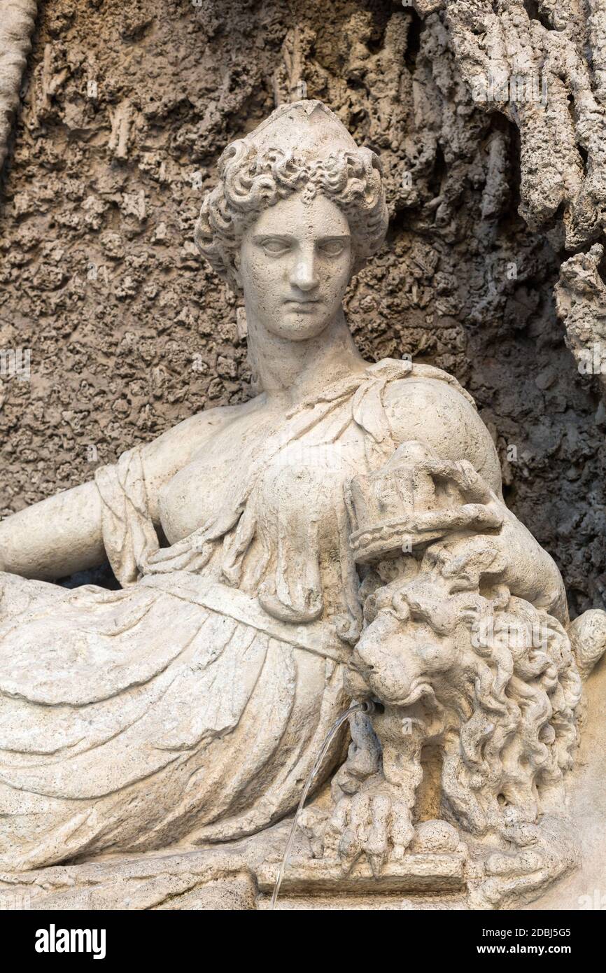 Four Fountains est un groupe de quatre fontaines de la fin de la Renaissance à Rome, en Italie. La figure d'une fontaine représente la déesse Juno Banque D'Images