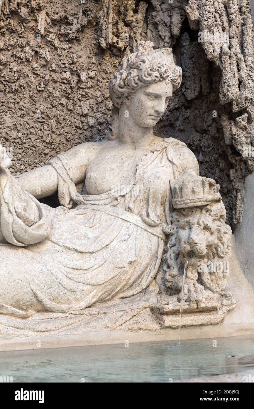 Four Fountains est un groupe de quatre fontaines de la fin de la Renaissance à Rome, en Italie. La figure d'une fontaine représente la déesse Juno Banque D'Images