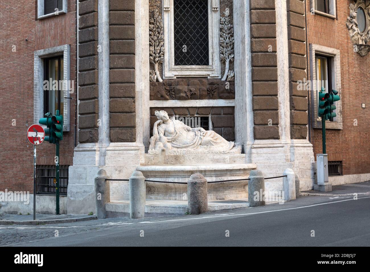 Four Fountains est un groupe de quatre fontaines de la fin de la Renaissance à Rome, en Italie. La figure d'une fontaine représente la déesse Diana Banque D'Images