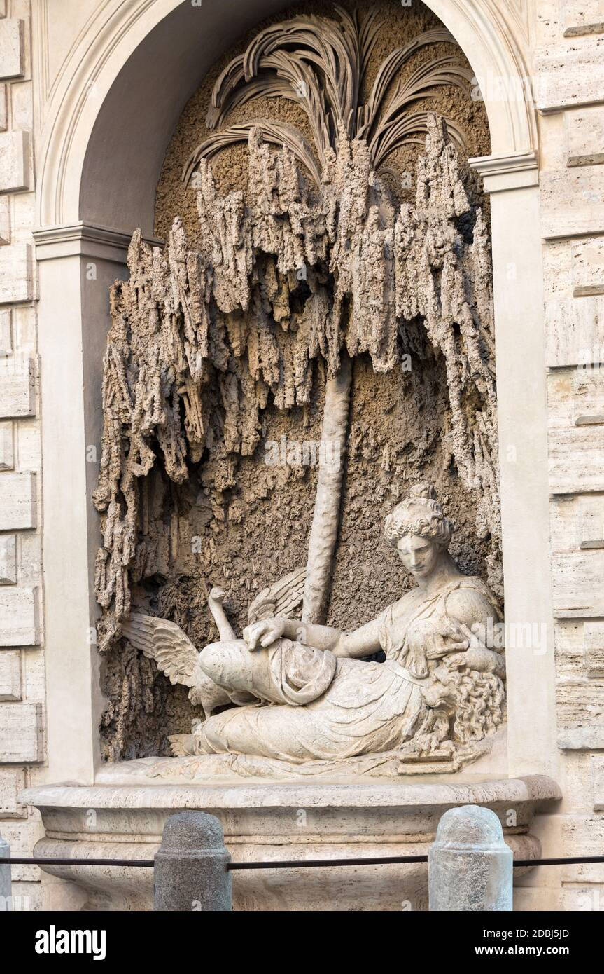 Four Fountains est un groupe de quatre fontaines de la fin de la Renaissance à Rome, en Italie. La figure d'une fontaine représente la déesse Juno Banque D'Images