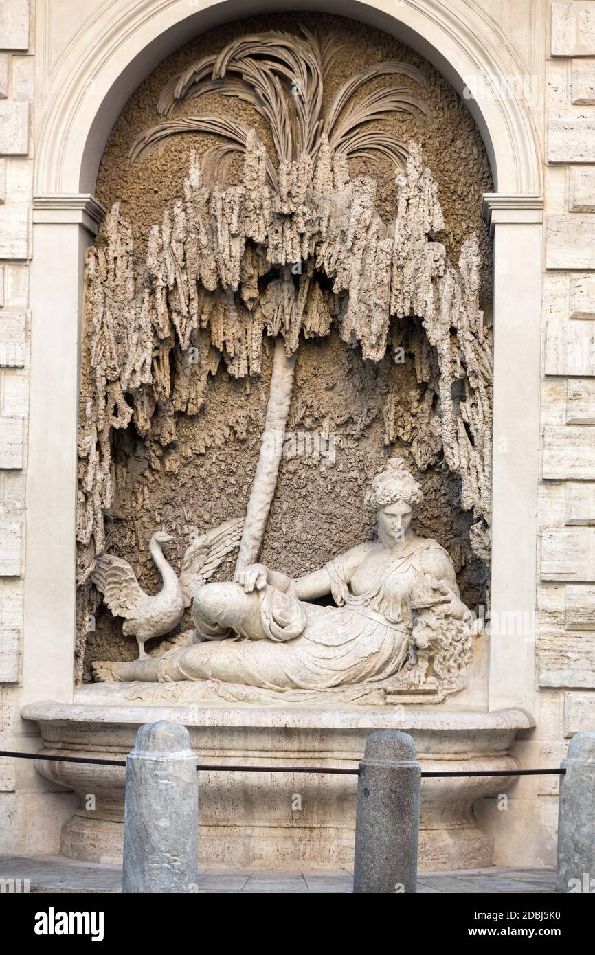 Four Fountains est un groupe de quatre fontaines de la fin de la Renaissance à Rome, en Italie. La figure d'une fontaine représente la déesse Juno Banque D'Images