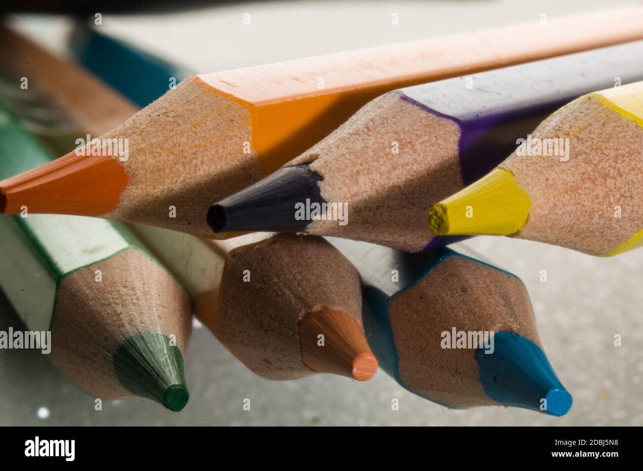 Une vue croisée d'un groupe de crayons colorés studio lightning Banque D'Images