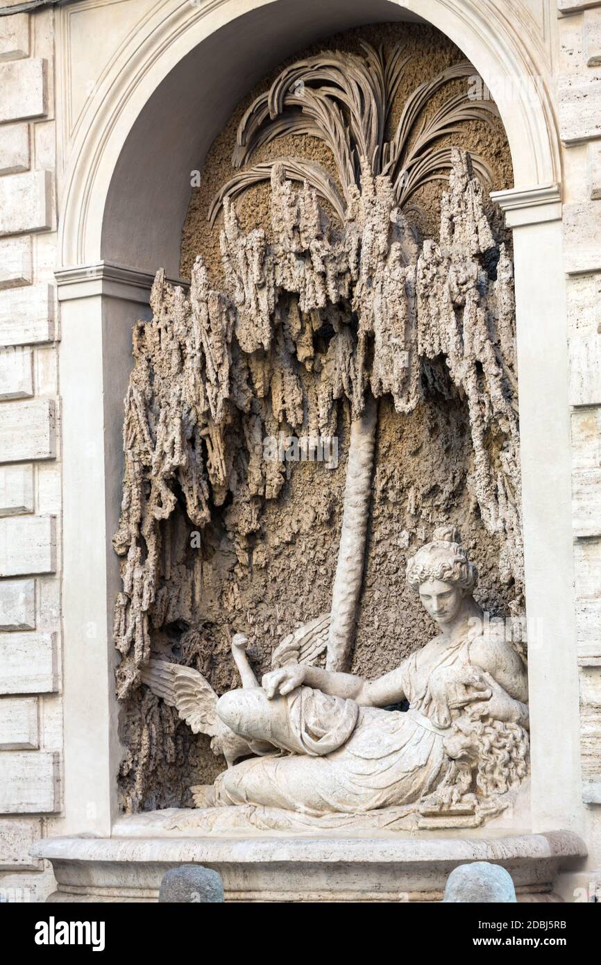 Four Fountains est un groupe de quatre fontaines de la fin de la Renaissance à Rome, en Italie. La figure d'une fontaine représente la déesse Juno Banque D'Images